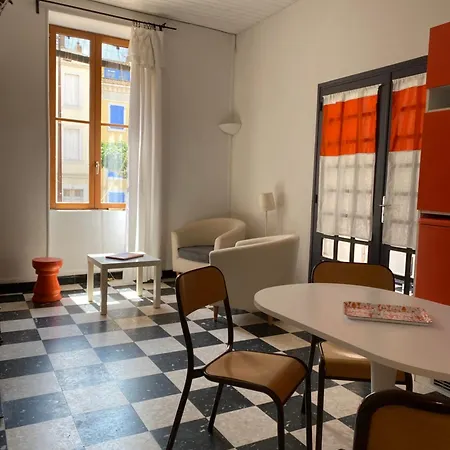 Séjour chez l'habitant Maison De La Place, Célestine Et Alphonsine Leucate