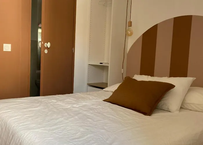 Maison De La Place, Célestine Et Alphonsine Alloggio in famiglia Leucate