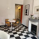 Maison De La Place, Celestine Et Alphonsine منزل للإقامة