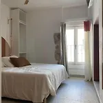 Maison De La Place, Celestine Et Alphonsine منزل للإقامة