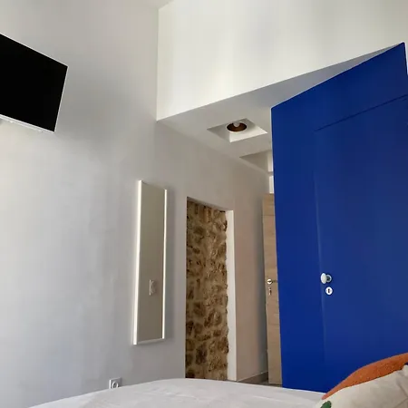 Maison De La Place, Celestine Et Alphonsine בית אירוח