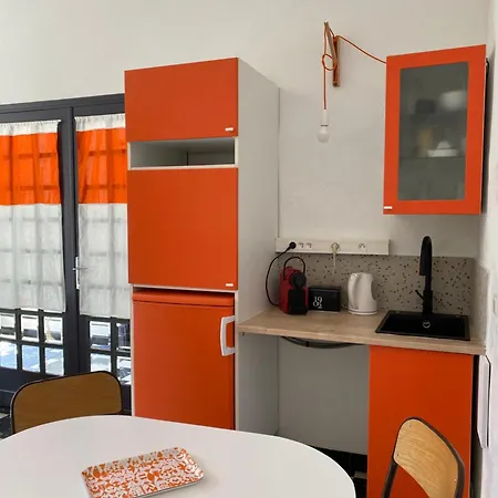 Maison De La Place, Celestine Et Alphonsine Pansiyon *