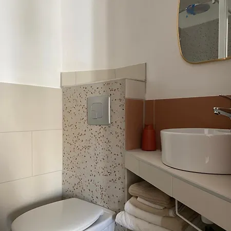 Maison De La Place, Celestine Et Alphonsine בית אירוח *