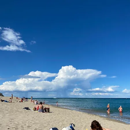 Maison De La Place, Celestine Et Alphonsine בית אירוח